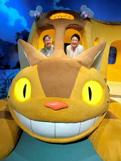 asahicom's tweet photo. 両陛下、ネコバスと笑顔の写真　天皇陛下が取り出したスマホで撮影
https://t.co/R1e3sqfjdF

宮内庁が公開したのは、 映画「となりのトトロ」に登場するネコバスに 乗ったり、映画「千と千尋の神隠し」のカオナシの 横に座ったりして ほほえむ両陛下の写真2枚。

宮内記者会の要望に応じた。

（宮内庁侍���職提供）