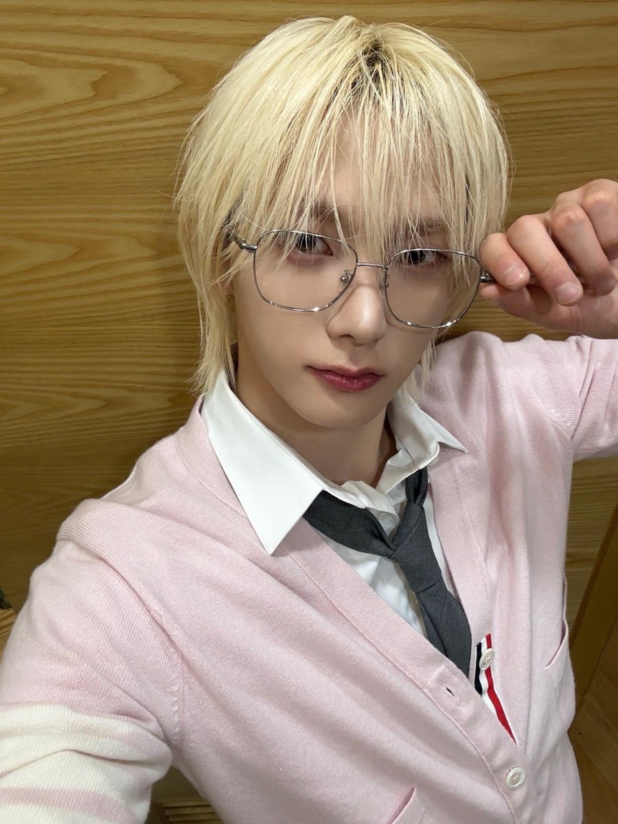 oparksungho's tweet photo. Thank you so much to ONEDOOR for cheering me on for my first Music Core appearance today ❤️ Please look forward to the many different sides and moments I’ll show you as MC Park from now on! https://t.co/5jsx6G93mc