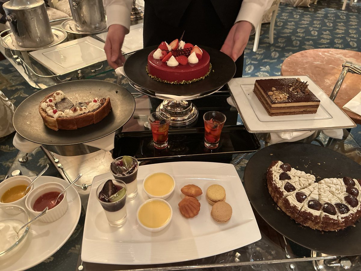 hassila2017's tweet photo. デザートワゴンはお好きなだけ😍
でも控えめにカシスケーキとモンブラン
美しいし美味しかった〜 https://t.co/bLtTYSswHJ