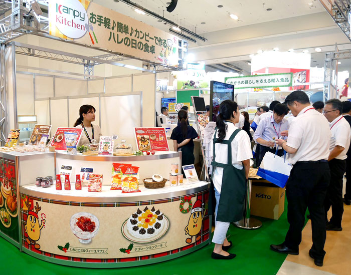shokuhinet's tweet photo. 加藤産業は16～18の3日間、神戸国際展示場で「グループ総合食品展示会」を開催。メーカー462社（常温174社、低温123社、酒類123社、菓子42社）が出展し、全国の得意先約5200人が事前登録した。

　「変わる価値観、応える売場」を掲げたソリューションコーナーでは、平日向けの使い切り献立と洗い物が少ないレシピを示し、献立決めと後片付けのストレス低減を提案。また、社内の提案型営業コンクールで成果のあった事例として、ふりかけ・瓶詰キャンペーン、名古屋めしエンドを紹介した。コメの在庫が増えていることを受け、関連販売を促した。

　グループによる合同企画は韓国にスポットを当てた。伝統的な駄菓子のチョンドゥギやチューイングマシュマロといった人気の菓子、ティーバッグでアレンジした“抹茶ミスル”などを用意。担当者は「菓子は彩り豊かな商品が多く、売場の活性化が期待できる」と説明していた。惣菜向けにはプルコギ焼肉やチャプチェ、サムギョプサルなどを組み合わせた弁当を並べた。

　自社ブランドのコーナーは、ハレの日を家庭で楽しむ企画を展開。ホイップクリームとフルーツ缶を載せたクリスマスケーキ、ライスペーパーで巻く生春巻風の恵方巻など、カンピー商品を使ったメニューを試食提供。「ハレの日を家庭で、手軽に安く楽しんでもらいたい」（太田茂治ブランド事業部長）。

　また、大陳や消費者プレゼントなど、カンピー70周年キャンペーンの実績を紹介した。

　なお、7月の新商品発表会で実施した「注目商品ランキング」の結果が示され、かどや製油の「イゾレッタ」が1位、永谷園の「モコモコバニラ」が2位、日本食研の「食研町食堂 トンテキの素」とヤマモリの「3種のアソート鍋つゆ」が3位だった。

　　◇　　◇

　中村考直専務は会見で、消費環境や今後の取り組みについて次の通り語った。

　7、8月の夏商戦は苦戦した。飲料が不振だった一方、嗜好品や調味料は予算に近い数字を確保できた。前半の貯金を維持し着地したい。

　今後、価格上昇で生活防衛意識がより強まる。潮目が変わるのを肌で感じる。それに対し、いかに買上げ点数の上がる提案ができるか。改めて得意先の声を聞いて、価値のある提案につなげる。そういうことのできる加藤産業グループでありたい。 #疲労回復・疲労感軽減・ストレス緩和 #鍋つゆ・鍋スープ・鍋の素・鍋スープの素・鍋だし・鍋用スープ #Kanpy（カンピー） #永谷園 #日本食研 #名古屋めし（なごやめし） #大陳（ディスプレイ）・大陳コンテスト（ディスプレイコンテスト） #加藤産業 #中村考直 #卸・食品卸 #イゾレッタ #神戸国際展示場 #モコモコバニラ #加藤産業グループ総合食品展示会 #食研町食堂 #太田茂治 #かどや製油 #ヤマモリ #レシピ・アレンジレシピ・レシピ動画 #韓国 #ランキング #ハレの日 #展示会・商談会・展示商談会・合同商談会・提案会・商品発表会・商品説明会