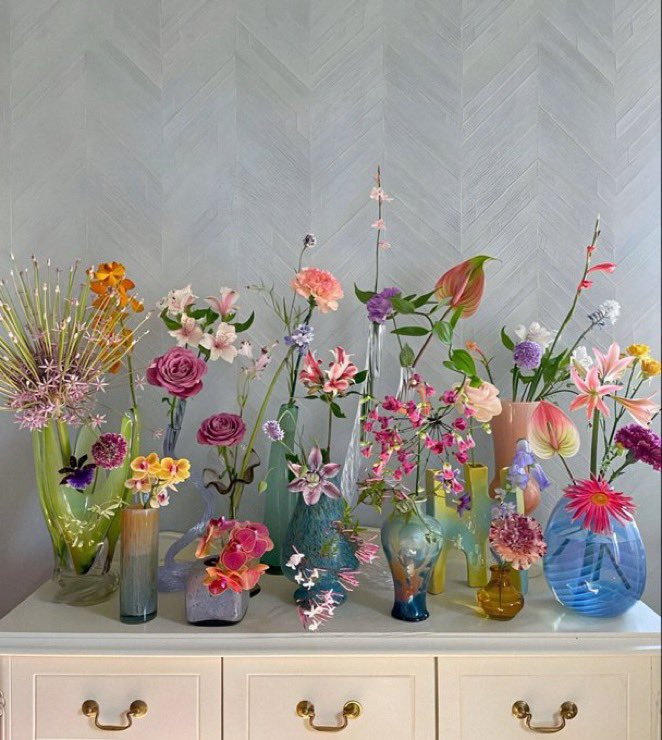 lunecrumbss's tweet photo. colorful home space 🌸🌷🌼💐 https://t.co/Qx0G2gwdX1