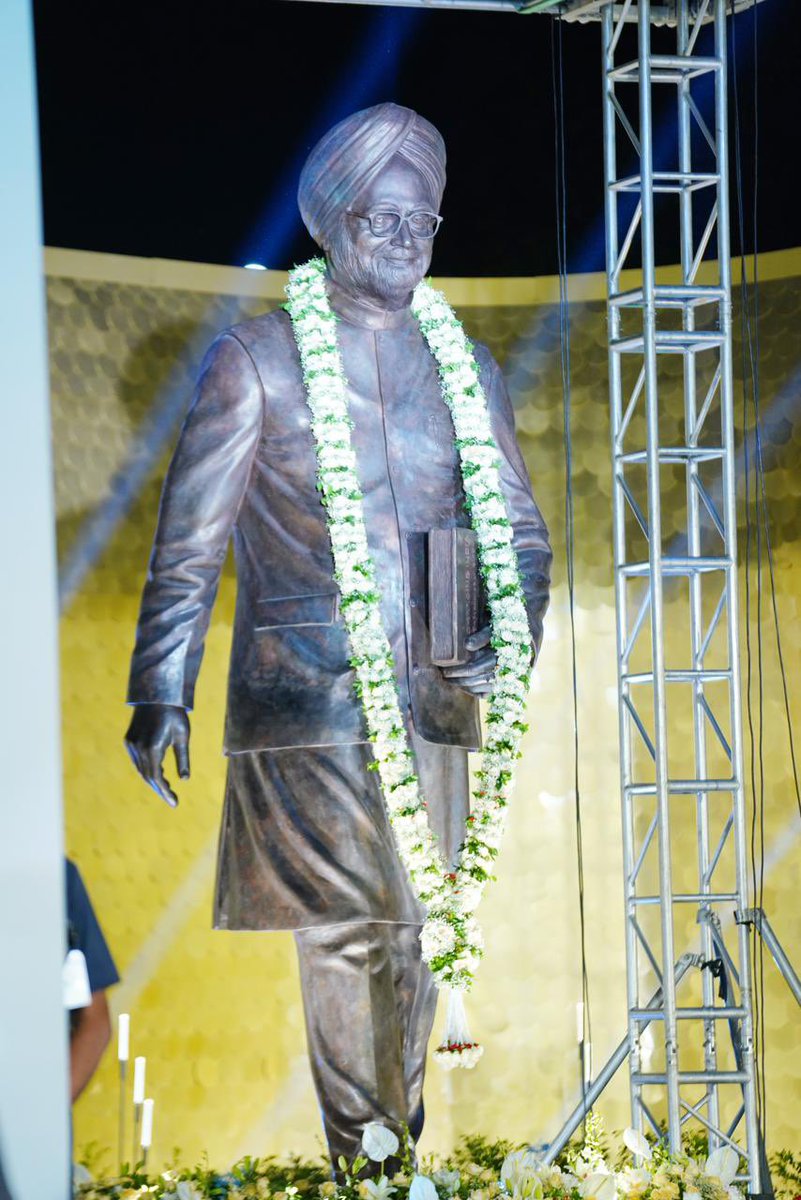 ABRAPOLU's tweet photo. Doctor Saab! Dr #ManmohanSingh ji
Decent Humble Cultured Soul!
On his Birth Date, he used to say with inaccessible smile, “as per school records only, assumed &amp; arrived”
Appreciate @revanth_anumula @TelanganaCMO for nice, grand gesture of installation of statue of this visionary https://t.co/i1stvfxZid