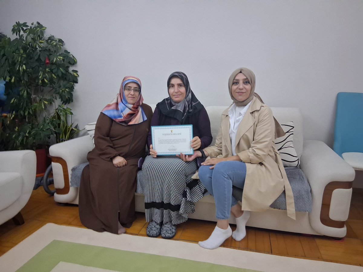 akkadinizmit41's tweet photo. Yönetim kurulu üyelerimiz ve mahalle başkanlarımızla birlikte parti üyelerimizi ziyaret ederek gönül bağlarımızı güçlendirmeye devam ediyoruz.

Ziyaret ettiğimiz hanelerde, partimize üye olmak isteyen vatandaşlarımızın @Akparti üyelik işlemlerini gerçekleştirdik.

@tugbaisikercan 
@AKKADINGM 
@yyaseminozdemir 
@akkadinkocaeli