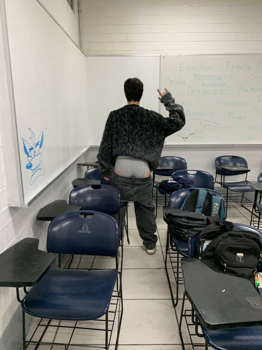 ChrisSpongeee's tweet photo. Like si quieren verme full desnudo en el salon 🫣😶‍🌫️ https://t.co/bLBT8qcUeU