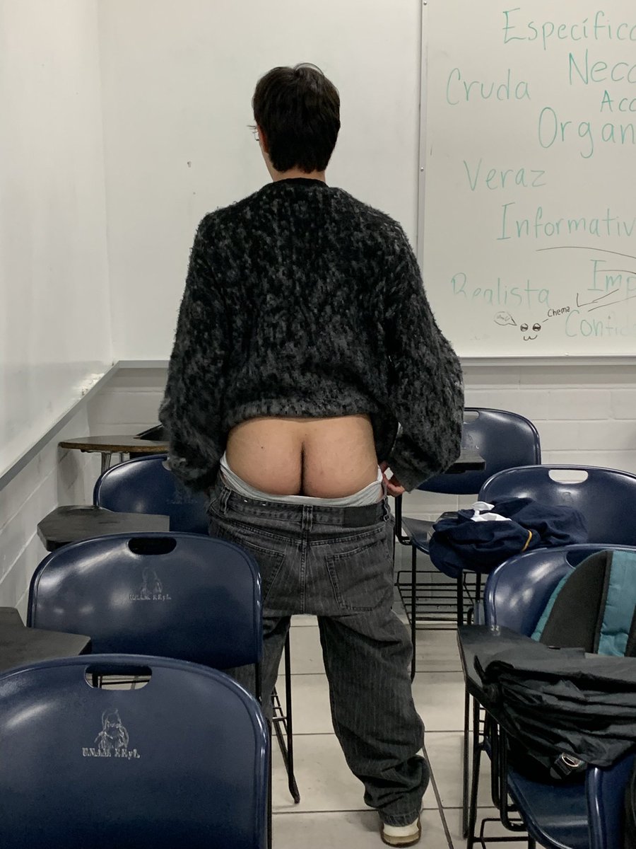 ChrisSpongeee's tweet photo. Like si quieren verme full desnudo en el salon 🫣😶‍🌫️ https://t.co/bLBT8qcUeU