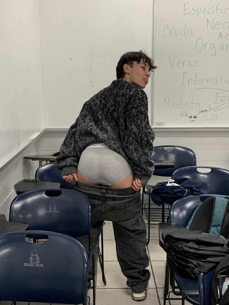 ChrisSpongeee's tweet photo. Like si quieren verme full desnudo en el salon 🫣😶‍🌫️ https://t.co/bLBT8qcUeU