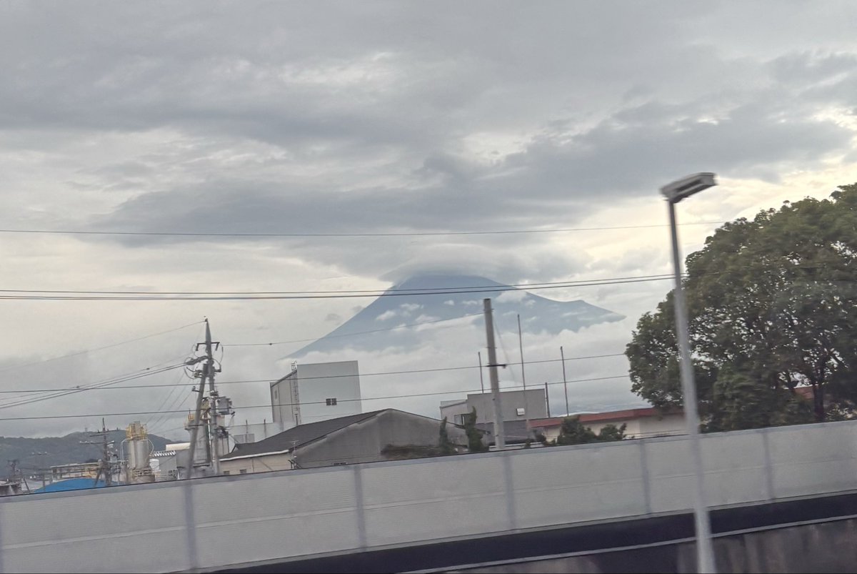 yachizume's tweet photo. 今日の富士山🗻
粘ったけど、こんなんしか撮れなかった。 https://t.co/4JeYxwjAYL