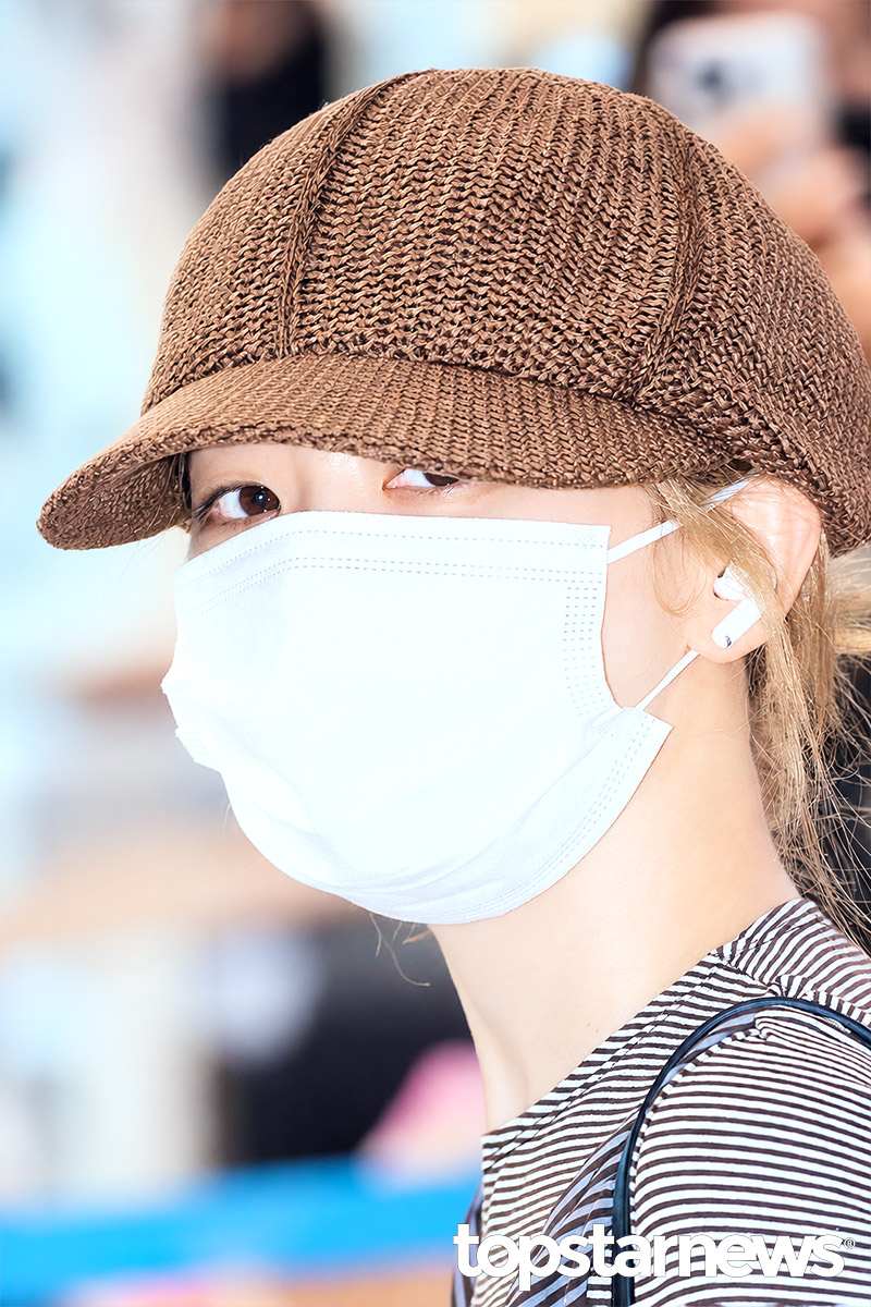 TSN_PHOTO's tweet photo. [HD포토] 레드벨벳 슬기, ‘나를 신경 쓰고 있는 건갛…’ (인천공항 입국) #슬기 #SEULGI #레드벨벳 #RedVelvet #인천공항 #출국 #입국 #프리뷰 https://t.co/CSxdwdFR8S <- Original Photo https://t.co/cNao2zd00M