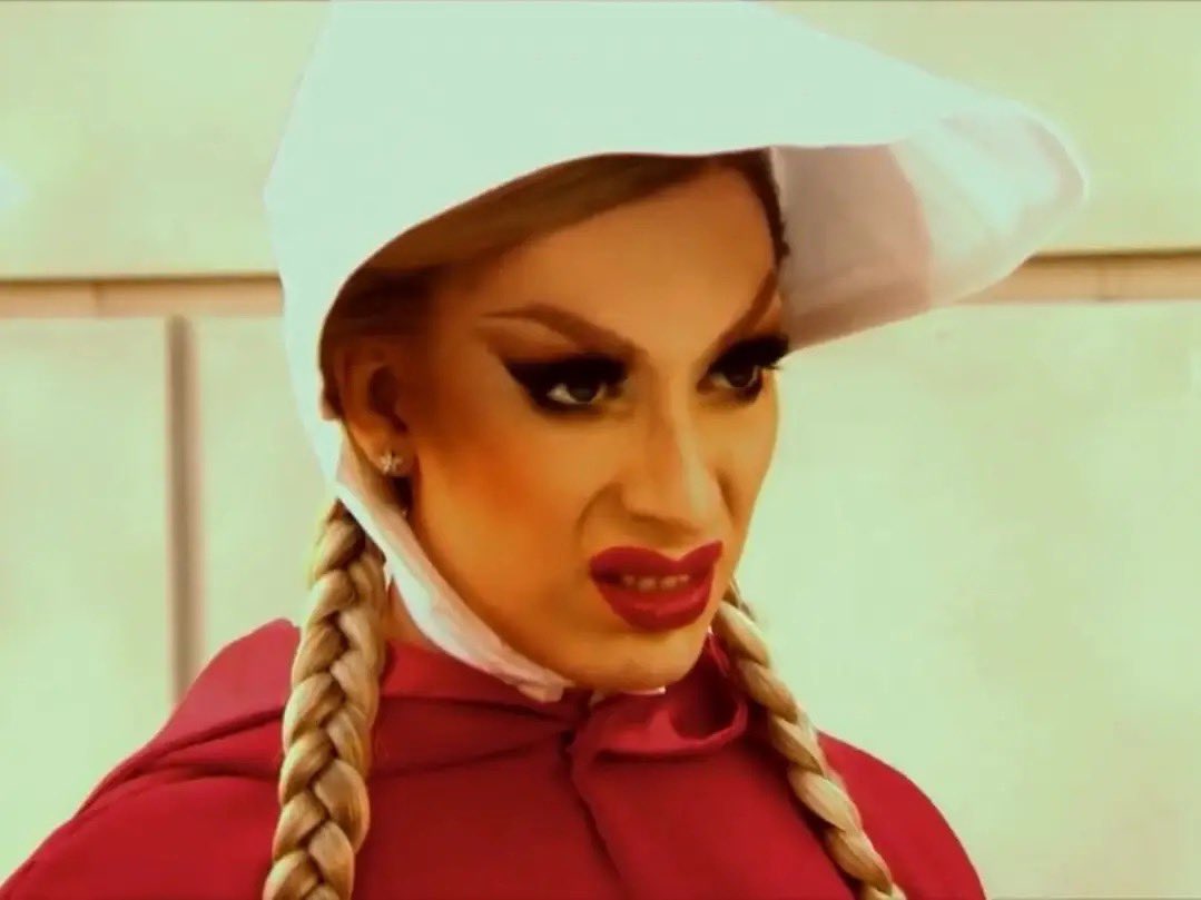 dailyalaskatron's tweet photo. good morning alaskatron aprons
todays daily laska is ‘Alaska doing Handmaid’s Tale unpaid labour for All stars 3’ laska
submitted by @AlaskaFan5000 
(28/09/26) https://t.co/99wP879CCc