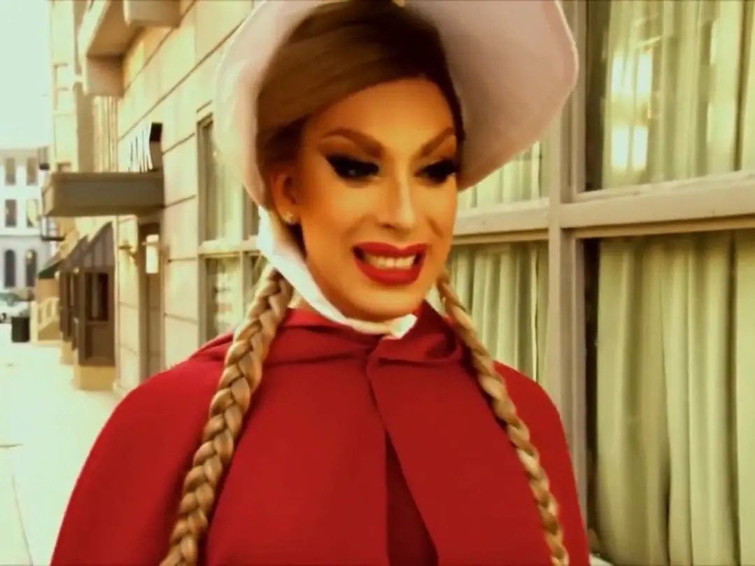 dailyalaskatron's tweet photo. good morning alaskatron aprons
todays daily laska is ‘Alaska doing Handmaid’s Tale unpaid labour for All stars 3’ laska
submitted by @AlaskaFan5000 
(28/09/26) https://t.co/99wP879CCc