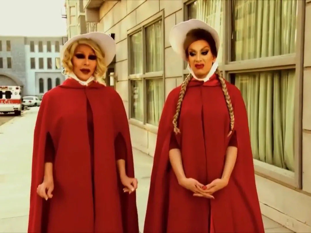 dailyalaskatron's tweet photo. good morning alaskatron aprons
todays daily laska is ‘Alaska doing Handmaid’s Tale unpaid labour for All stars 3’ laska
submitted by @AlaskaFan5000 
(28/09/26) https://t.co/99wP879CCc