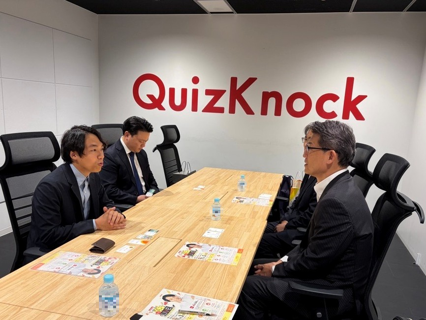 miyazakipref's tweet photo. ＼QuizKnock伊沢のひな���ねクイズLIVE／
11/3（火・祝）のイベント開催に向け、河野知事がクイズ王・伊沢さんと初対面！
宮崎の焼酎がお好きで、これまでにも何度か来県されている伊沢さん。
当日は、知事とのトークやクイズ大会も！
ぜひお越しください！
▼詳細・申込
https://t.co/Nji6MToOgq https://t.co/8u1p1UT0TA