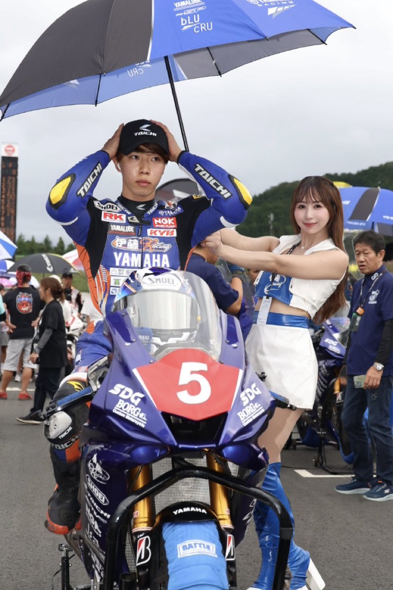 azully_official's tweet photo. ㊗️全日本ロードレース ST600🏆

昨日9/27、ROUND6
岡山国際サーキットでの決勝戦🏁🏍️

伊藤レーシング #5 松岡玲選手
地元・岡山で初優勝！！🥇🔥

本当におめでとうございます🎉💙

前日の公式予選で
ポールポジションを獲得し、
決勝では2位に7秒以上の差をつけて
ポール・トゥ・ウィン🏁👏

次戦はいよいよ最終戦・鈴鹿🏍️
引き続き応援よろしくお願いします📣💙

写真1枚目は前戦もてぎ🫧📸

#JRR
#レースアンバサダー