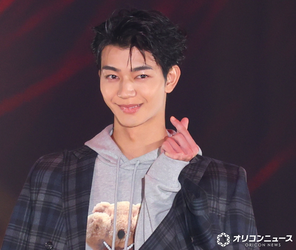 oricon's tweet photo. 【ガルアワ】
原因は自分にある。吉澤要人、
胸元から指ハート💕ほほ笑みで“メロさ”加速
https://t.co/IWZKc63Hfp

#ガルアワ2026AW https://t.co/HiyRY5obMZ