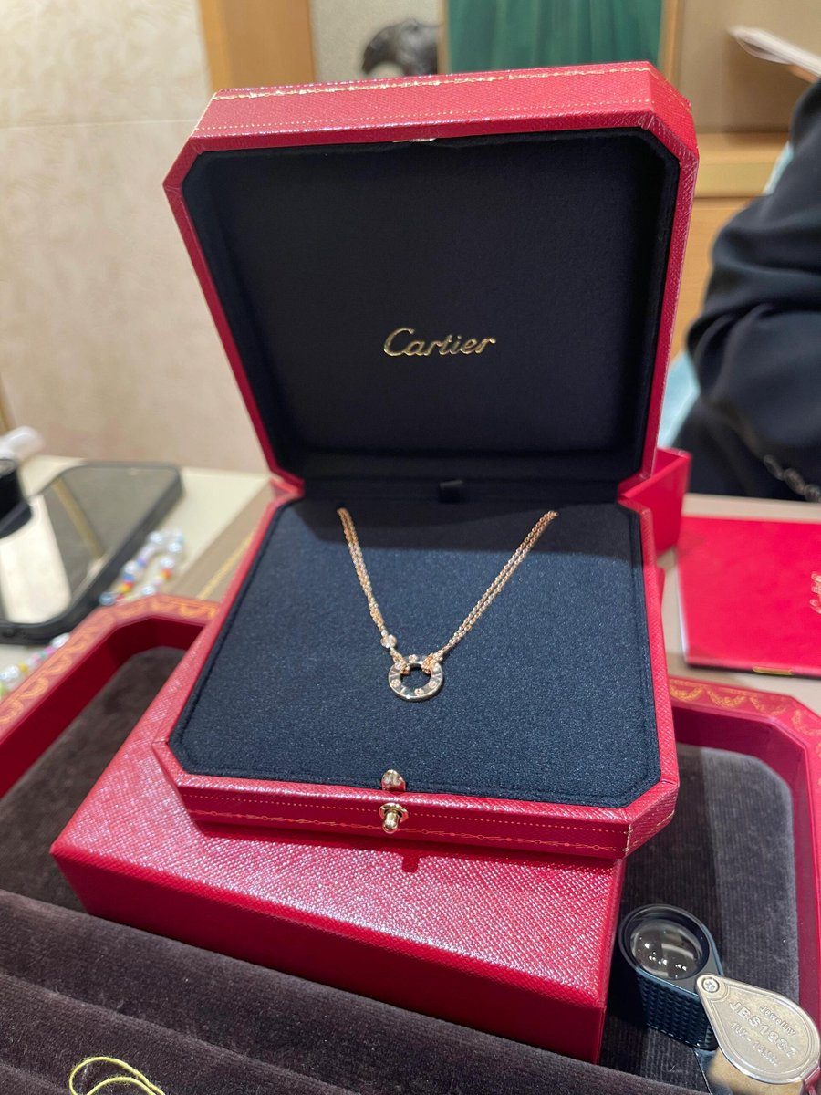 SisiLiving's tweet photo. Simple elegance speaks louder than a thousand words. I’ve always thought many of Cartier’s designs are truly timeless. https://t.co/hYybWhV1PS