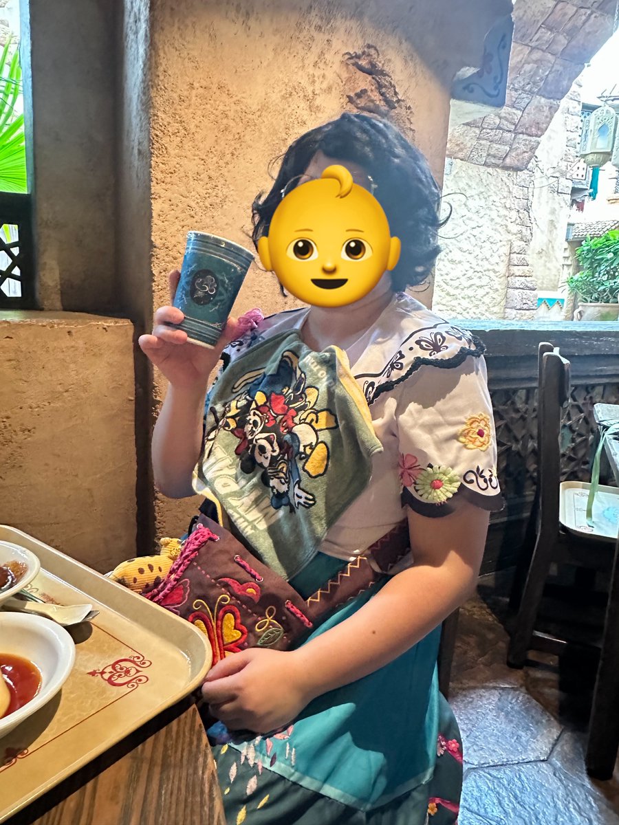 x00369x's tweet photo. 白い衣装を汚したくないから赤ちゃんになる私(笑) https://t.co/4eQxi9TQpi