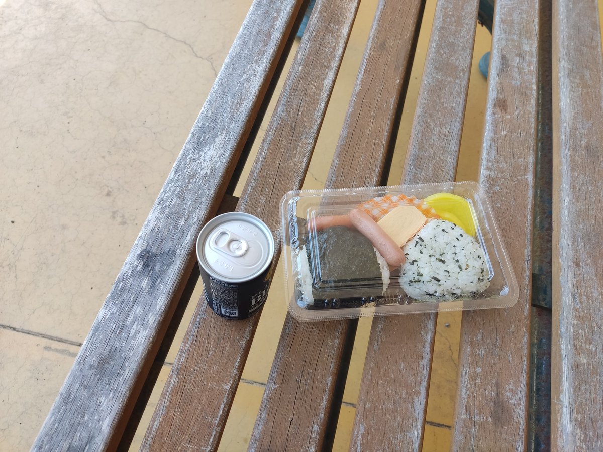 compon's tweet photo. 独身中年男性がひとりたのピクをしようとしたら悲壮感が漂ってしまうも、ランチョンマット使うと良いとのアドバイスに従ったら雰囲気が明るくなった図 https://t.co/ADH7zO0IZ4