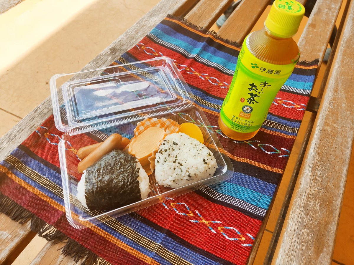 compon's tweet photo. 独身中年男性がひとりたのピクをしようとしたら悲壮感が漂ってしまうも、ランチョンマット使うと良いとのアドバイスに従ったら雰囲気が明るくなった図 https://t.co/ADH7zO0IZ4