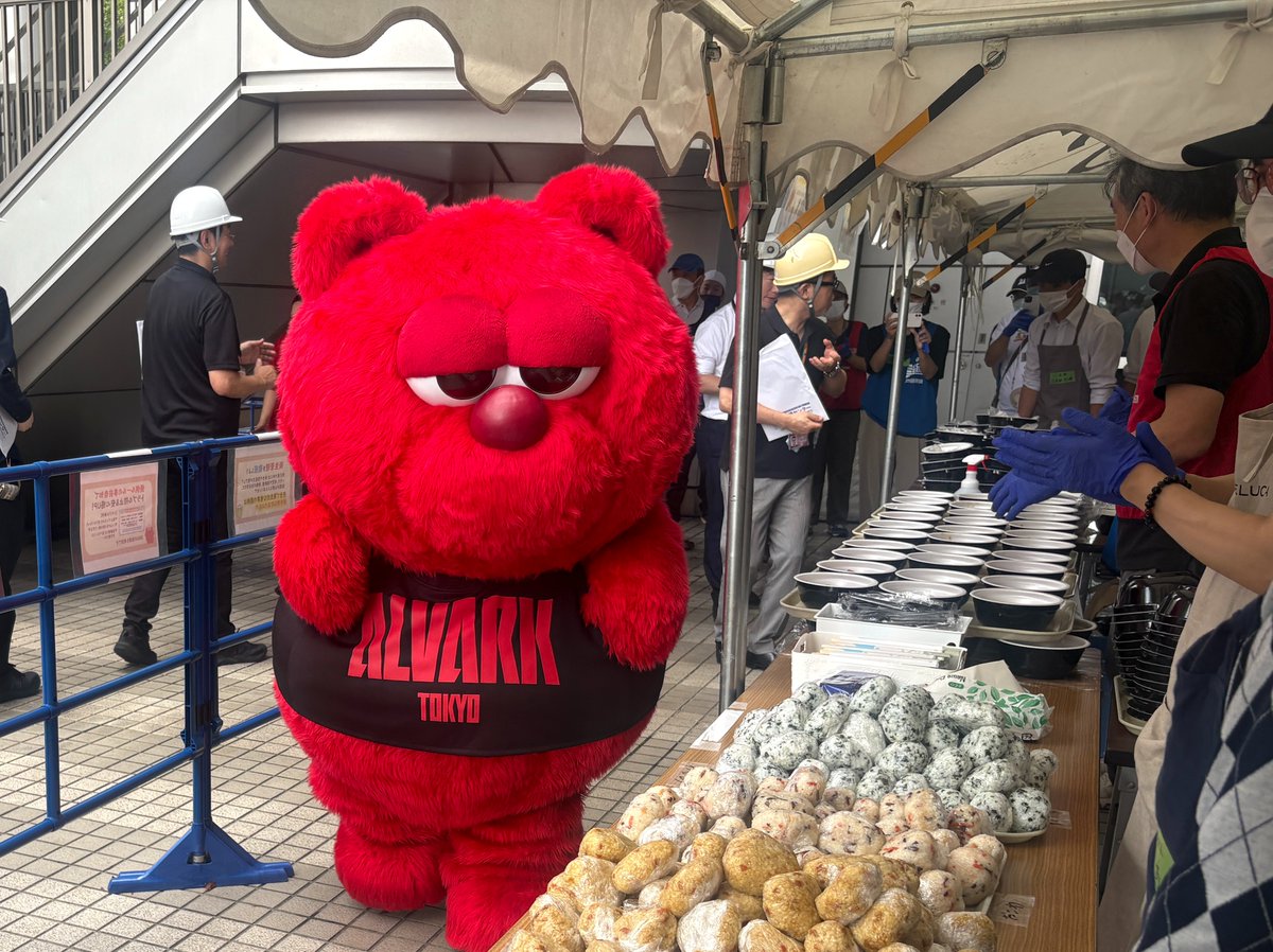 ALVARK_TOKYO's tweet photo. 📝レポート：お台場たき出しプロジェクト

フジテレビモール前で開催された「お台場BOSAI DAY」のたき出しプロジェクトに参加した様子を公開👀
当日はアルバルクチアリーダーやスタッフも参加。
お台場周辺の企業・団体の皆さまと協力しながら、約500食分のたき出しを実施🍙万が一に備えてつながりを深める大切な機会となりました。
#アルバルク東京 は今後も防災意識の向上につながる活動に取り組んでまいります🤝
 #ALVARKWill 

🔗https://t.co/QPI0rSlHhv