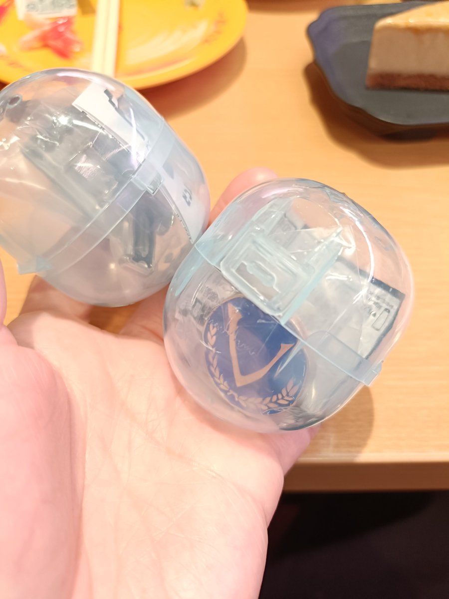 miroku___'s tweet photo. 外食中だから帰ったらちゃんとチェックしよう

ところで、
スシローにペルソナガチャあったんですが…！！両替機はどこですか…！ https://t.co/rxt7JZfve3