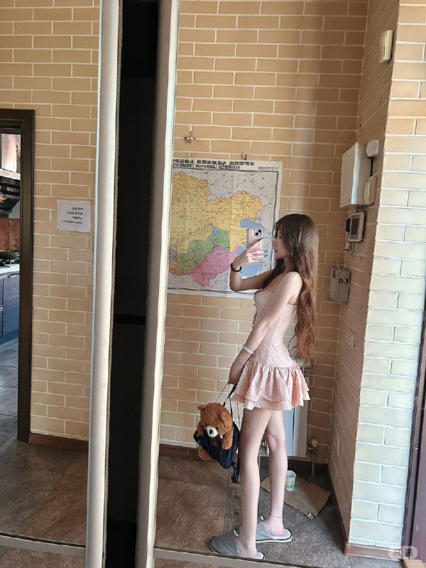 ibnihaldunn's tweet photo. 大胸是第一眼的轰炸，
细腰是掐一把就能出水的软，
美人背是转身那一秒的致命。  这三样叠一起，
不是性感，
是直接犯规。  再看一眼，
就走不掉了。
#胸 #大胸 #BBW #美人背 #漏点 #丝袜 https://t.co/epP7Sv7nUB