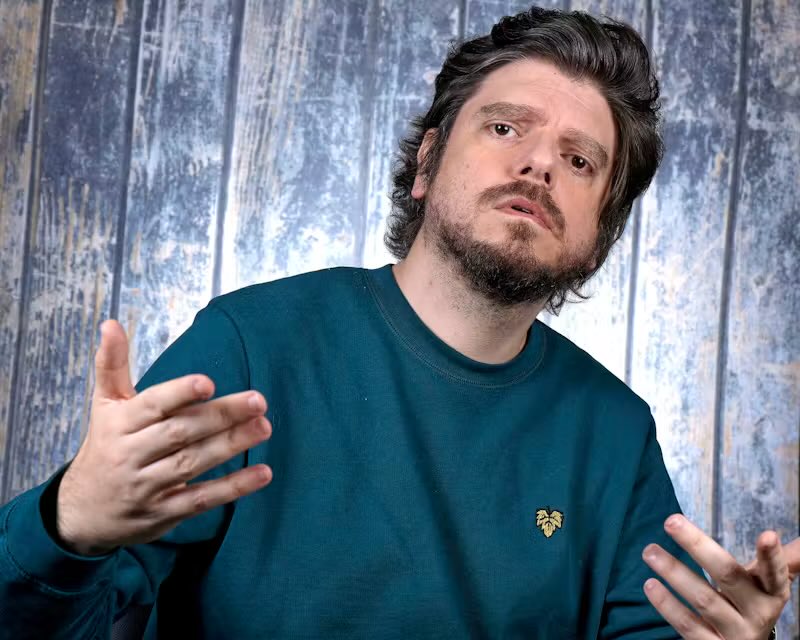 75secondes's tweet photo. 🔴LE YOUTUBEUR GREG GUILLOTIN PLACÉ EN GARDE À VUE

L'humoriste et vidéaste Greg Guillotin, 43 ans, a été placé en garde à vue ce lundi 28 septembre 2026. 

Cette mesure, annoncée par son avocat Me Tom Michel, fait suite à une plainte déposée en juin par son ex-compagne de 27 ans pour des violences physiques et psychologiques répétées ainsi que la mise en place d'un système de vidéosurveillance pour l'épier.

Visé par une enquête préliminaire ouverte par le parquet d'Évry, le créateur de contenu aux millions d'abonnés avait déjà reconnu publiquement une partie des faits début septembre, affirmant ne pas vouloir « nier ni chercher à justifier » les souffrances subies par la jeune femme et avoir entamé un suivi psychologique spécialisé. 

De son côté, la plaignante dénonce un mécanisme d'emprise et de contrôle coercitif qui aurait duré sept ans, marqué par des dénigrements constants ainsi que des coups et bousculades survenus à partir de 2022. 

Le vidéaste conteste quant à lui tout dispositif généralisé de surveillance.