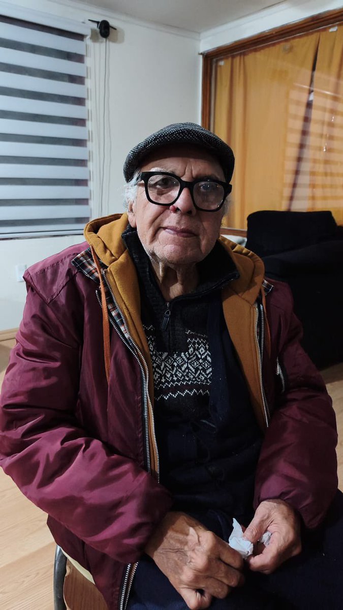 vinadenuncia's tweet photo. “Mi papá escapó de la residencia (ELEAM), donde vive permanente. Hoy domingo a las 10 am.  Desde calle del Agua con Agua Santa. Rumbo desconocido. Anda tal cual la foto. Si lo ve, detenga lo o revise su cuello. Tiene los datos ahí en un colgante. O, avisar por aquí. Gracias!!!” https://t.co/9nxknowHE4