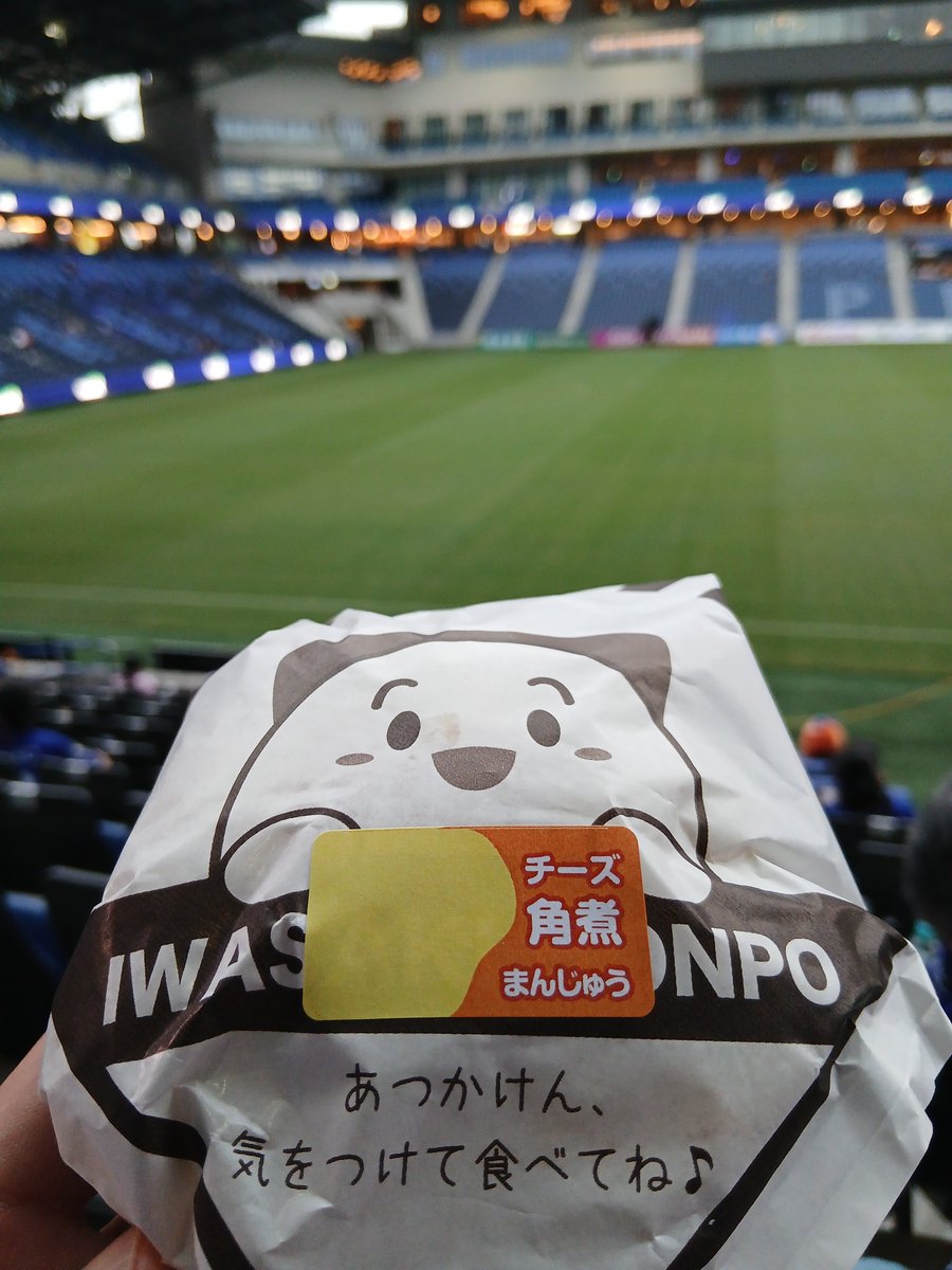 papipupepablo's tweet photo. #日本代表　#キリンチャレンジカップ
キリンチャレンジカップ2026
サッカー日本代表VSベネズエラ代表
𝗦𝗔𝗠𝗨𝗥𝗔𝗜 𝗕𝗟𝗨𝗘
スターティングメンバー
12 小久保玲央ブライアン(GK)
2 中野就斗
3 瀬古歩夢
5 渡辺剛
7 相馬勇紀
9 後藤啓介
15 鎌田大地(C)
25 鈴木淳之介
27 佐藤龍之介
29 齋藤俊輔
30 熊坂光希
監督　森保一
応援中の皆様に｢長崎スタジアムシティ　岩崎本舗のチーズ角煮まんじゅう｣を差し入れです🐙✨️