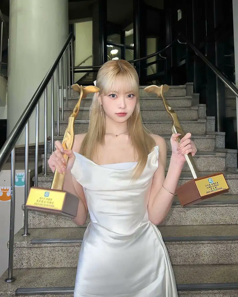 lsrfm_impact's tweet photo. Two years ago, #EUNCHAE stepped down as MC of Music Bank after 1 year and 7 months‼️

— She still holds the record as the youngest MC on KBS Music Bank
— She is also the fastest 4th gen K-pop girl group member to be awarded (2)

#르세라핌 #홍은채 #HONGEUNCHAEImpact https://t.co/ouzX04UqHC