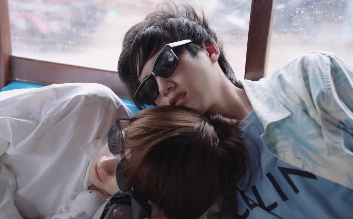 saturninelilac's tweet photo. รีรัน ไม่สนิท ไม่นอนซบกันขนาดนี้หรอกนะคะ สลับที่กับเพื่อนมานอนกับน้องด้วยซ้ำค่ะ  ไม่เห็นใช่ว่าไม่มี เค้าแค่ไม่ให้ดูเฉยๆ จ้า https://t.co/u3dKexBOEg