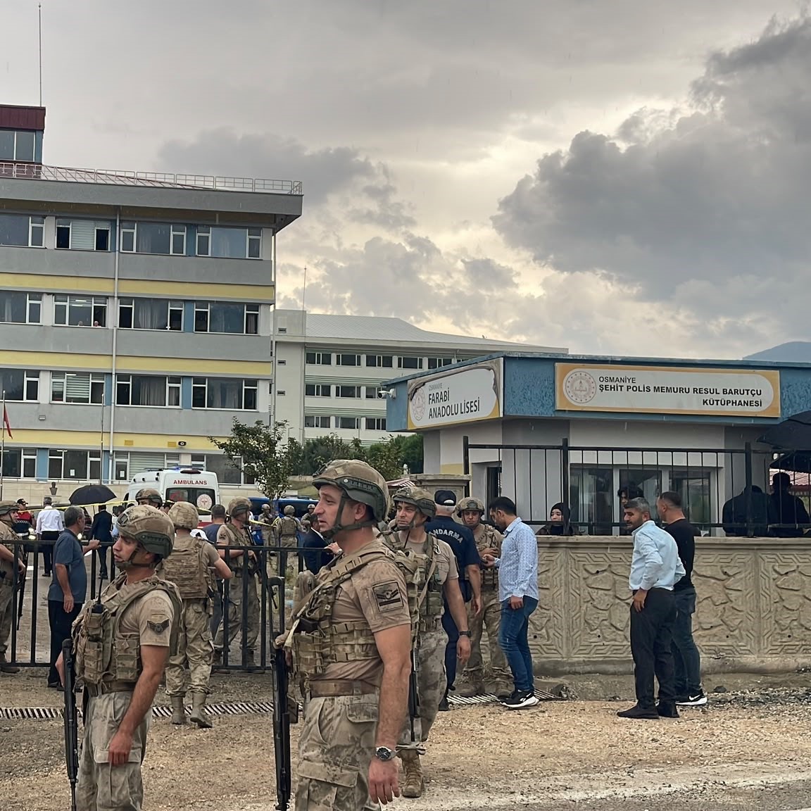 bosunatiklama's tweet photo. Osmaniye'de yeğeni tarafından görev yaptığı okulda silahla vurulan öğretmen hayatını kaybetti. (İHA) https://t.co/iFhITPYRjE