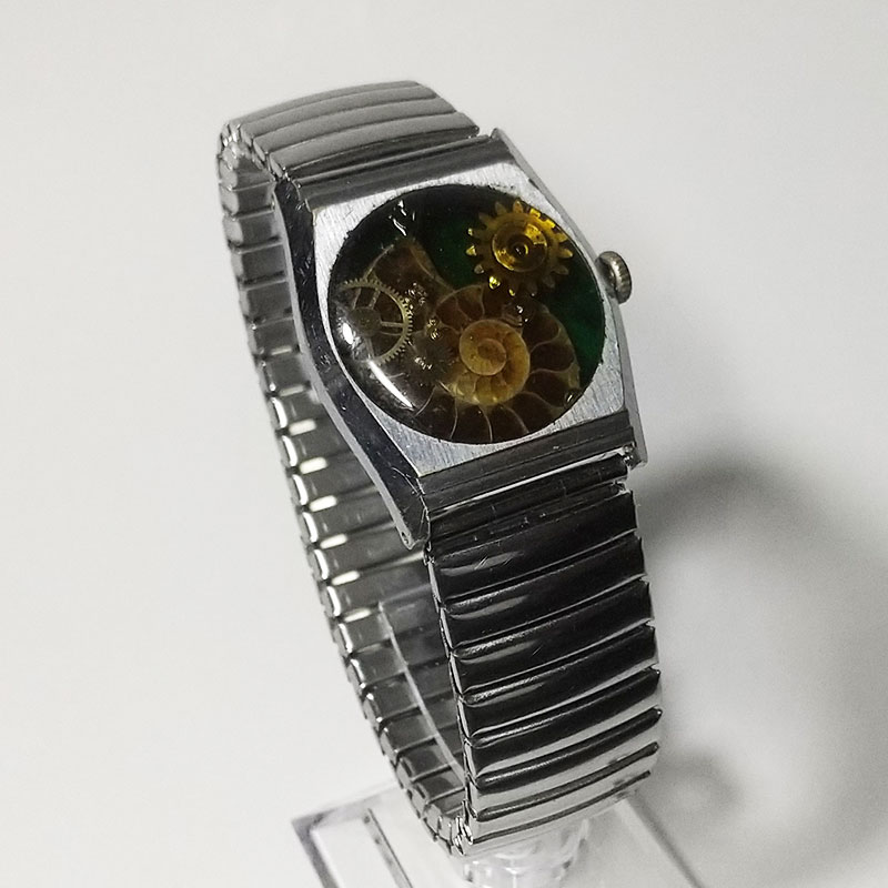 tinypoool's tweet photo. 【新作】ブレスレット肆号機
腕時計のケースに
アンモナイトや歯車を閉じ込めました
#ブレスレット #bracelet
#腕時計 #wristwatch
#フリーサイズ #onesizefitsall
#アンモナイト #ammonite
#歯車 #ギア #gear
#ハンドメイド
#handmade https://t.co/IMQIgCygeC