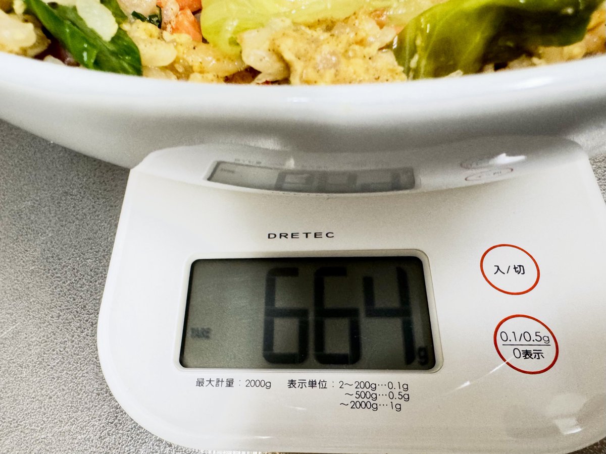 Shanti_Surge's tweet photo. 炒飯食べたくなって炒飯作った
今回は初挑戦スモークサーモンメインの炒飯
成城石井を覗いてみたらめちゃ美味しそうなスモークサーモンが売ってて贅沢な炒飯になってしまった
ご飯260gで始めてみたものの総重量664gになってしまって 無理だと思ったけど完食してしまった
苦しい　でもメチャ旨し！ https://t.co/E43vR6LVpU