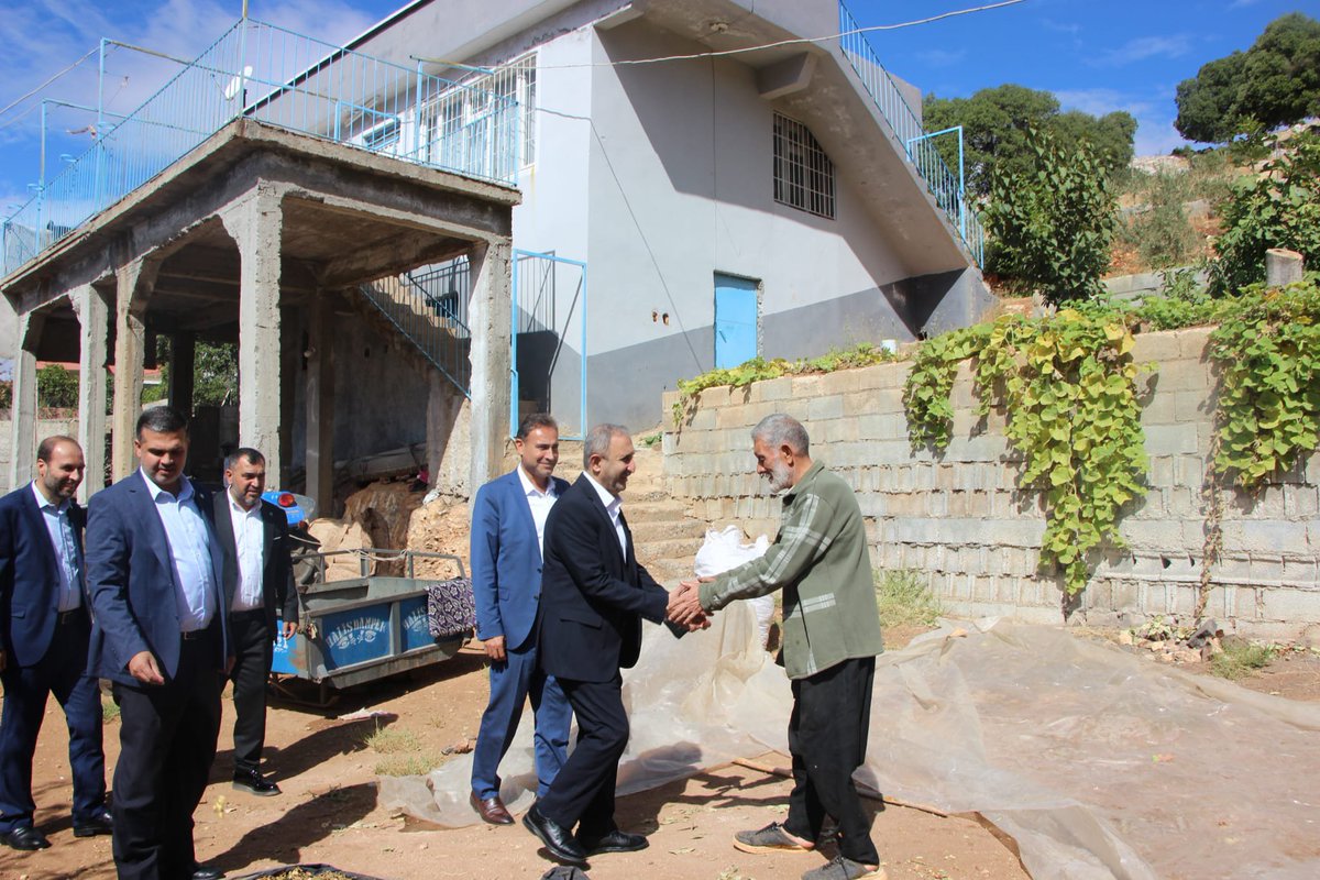 antephudapar's tweet photo. 📍 Boyluca Kırsal Mahallesi Ziyareti

HÜDA PAR Gaziantep Milletvekilimiz Sayın Şahzade Demir, Gaziantep İl Başkanımız Sayın Mustafa Kaya, ilçe başkanlarımız ve teşkilat mensuplarımızla birlikte Nizip ilçemize bağlı Boyluca Kırsal Mahallesini ziyaret etti.

Ziyaret kapsamında Hacı Abdullah Kaplan amcamızı ziyaret Sayın vekilimiz mahalle hakkında bilgi aldı.
Misafirperverlikleri ve samimi sohbetleri için Hacı Abdullah Kaplan amcamıza ve Boyluca Mahallesi sakinlerine teşekkür ediyoruz.