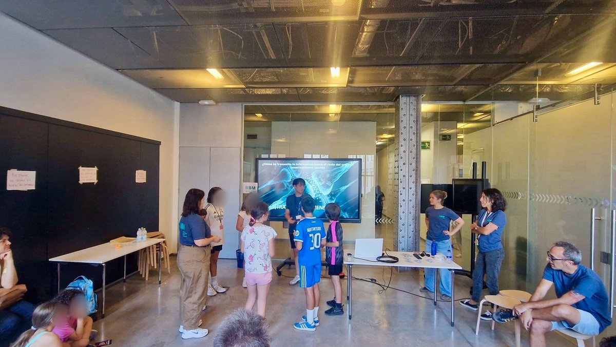 IIBmCSICUAM's tweet photo. 🧠 Y… en la planta 3, el equipo de NeuroACTIVAS del #IIBM dejó a más de uno boquiabierto
🔬 Beatriz, Celia, Álvaro, Ana y Alain acercaron las neurociencias al público 👉 microscopio, cerebros de ratón y los más pequeños jugaron a ser neuronas 🤩
¡Ciencia que sorprende! 🤩 https://t.co/EnBeLt8X41