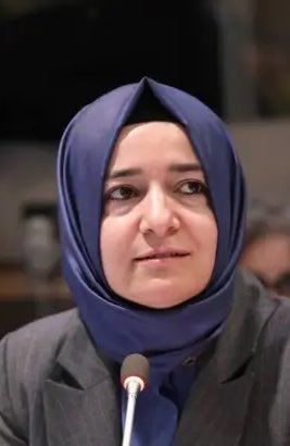 HaberReport's tweet photo. Fatih Altaylı:

"Fatma Betül Sayan Kaya.

Allah’ın sevgili kulu mu bilmem ama iktidarın sevgili kulu olduğu aşikar.

Gençliğinden başlıyor kendisine olan muhabbet. Hiç kimseye verilmeyen İBB Bursu, özel olarak kendisine veriliyor.

Yüzbinlerce dolar.

Belediyede çalışıyor gözüküp aldığı bugünün parası ile 4 milyon TL burs ile Amerika’ya gidiyor. 

Eğitim üstüne eğitim.

“Karşılıklı bursu” belediyeye çalışarak ödemesi gerekirken hem vekil oluyor, hem de tıp doktoru, sonra da bakan.

Ama arada nasıl oluyorsa zengin de oluyor. O kadar zengin ki, sadece tek bir hisseye 1,5 milyon dolar yatıracak kadar.

Kocası ise bir başka hisseye 2 milyon dolar yatırıyor.

Nereden bu zenginlik acep. Bu gelirin vergisini ödediler mi elde ettiler, ödemediler de mi elde ettiler, belirsiz!

Yatırdıkları 3,5 milyon, aldıkları 45 milyon dolar. 5 ayda.

Ki bu toplam çalınan paranın yaklaşık 550’de biri. 

Geri kalan 549’luk pay nerede!

Yağmadan kim ne kaptı!"