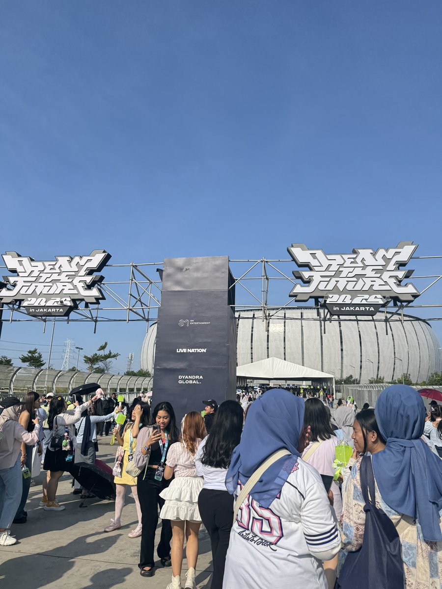 eyesonevan_'s tweet photo. Aduh panas bgt https://t.co/SS7vFoR8u8