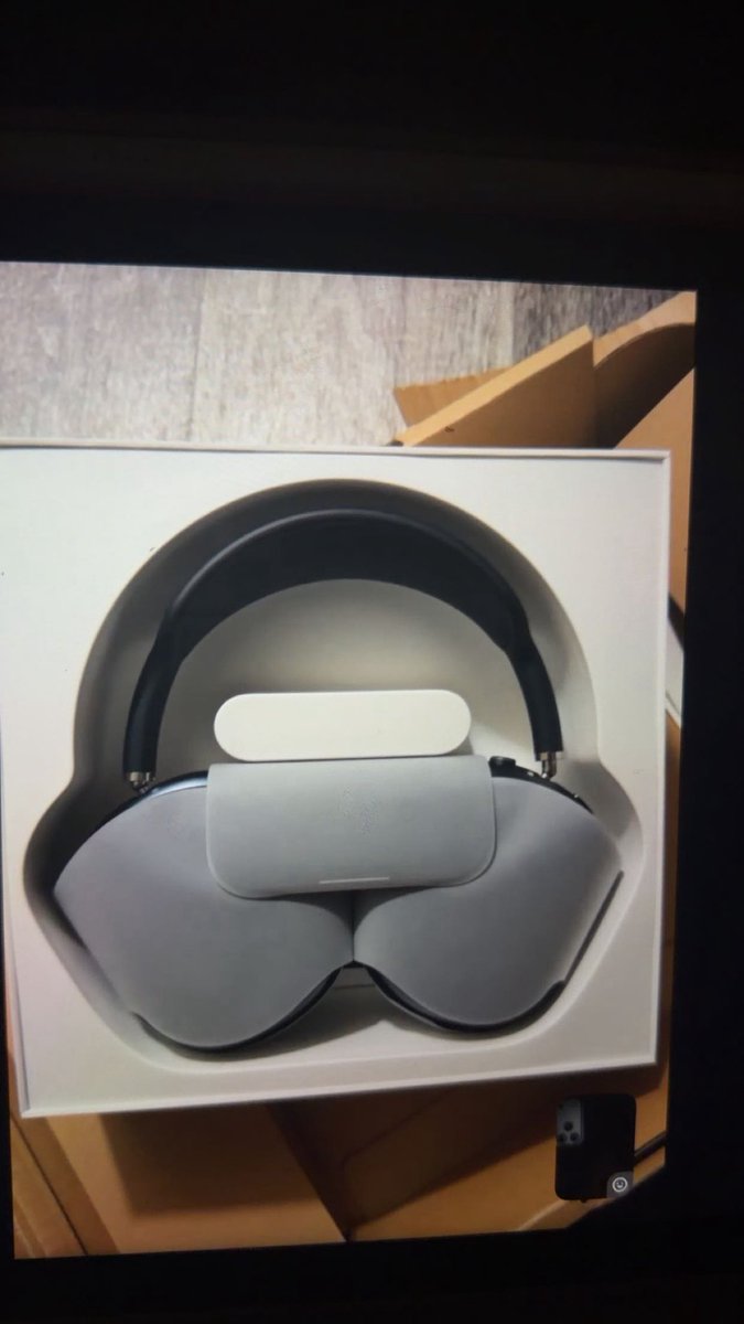 Dhara_ex's tweet photo. Not a phone because he had the latest one, but he mentioned his Sony XM6 headset kept disconnecting at the gym so I got him the Apple AirPods Max. 

My point is, women are also givers. It just depends on the type of woman, her pockets and how you treat her💯 https://t.co/HAV2IYC0El