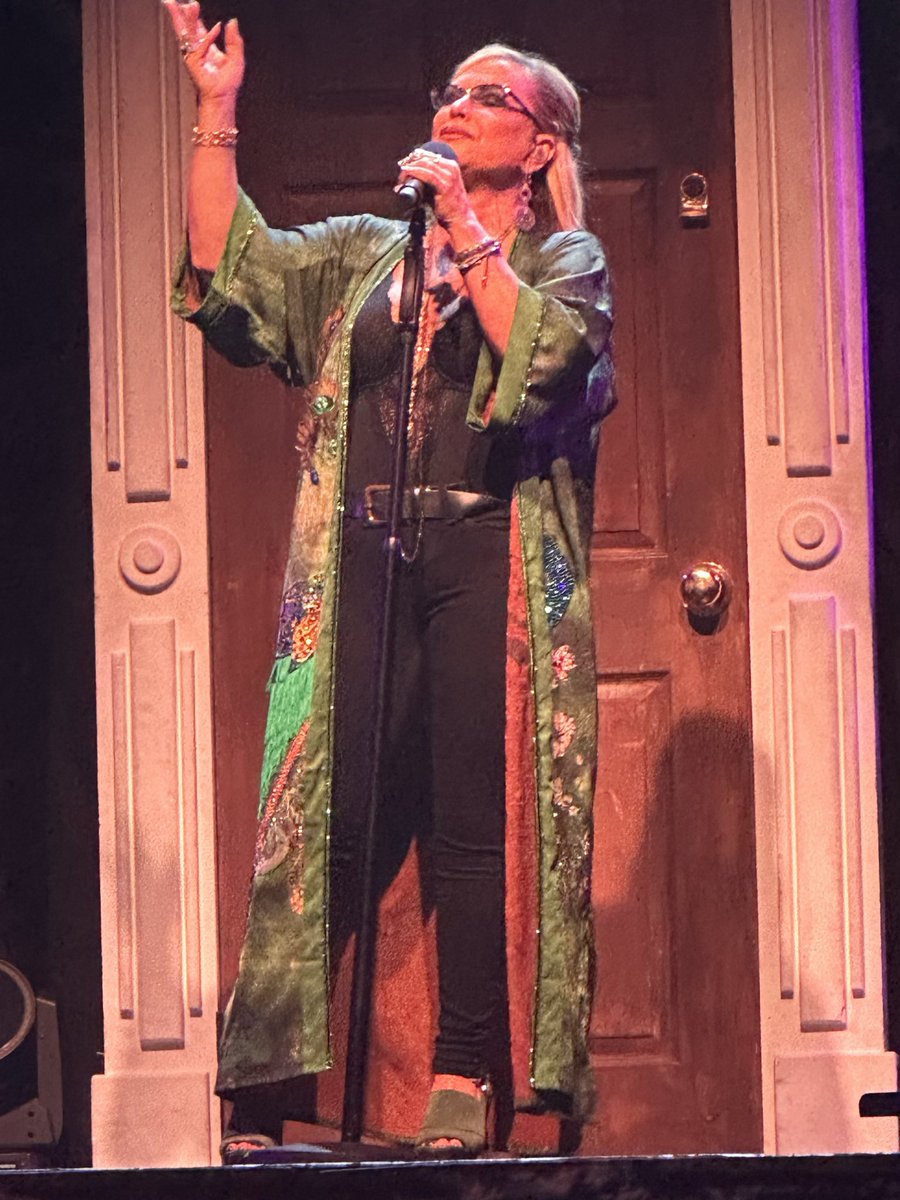 AJDowell's tweet photo. Massive *WELL DONE* to Anastacia, her ‘A-team’, and all her crew for an awesome gig in Brighton last night. Sounded awesome. 👏🏻

#NTKTour #Anastacia https://t.co/oEcxEFWBqC