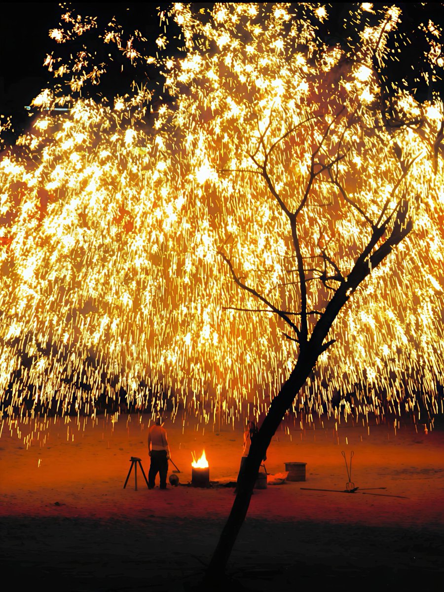 weidaowu's tweet photo. Fire blossoms rain down, as stars spill across the dark sky. Brave hands craft this breathtaking 1600℃ art, passed through a millennium.#DaTieHua #ChineseCulture https://t.co/Kl996ytTCq