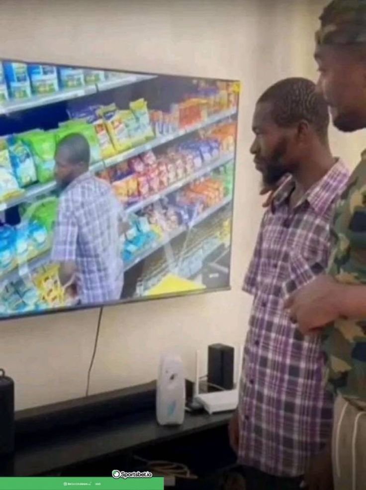 fuckABJ's tweet photo. Me explaining to the shop owners that this is my year of breakthrough after breaking through her shop at midnight 😭😂 https://t.co/dqvYpKfsFY