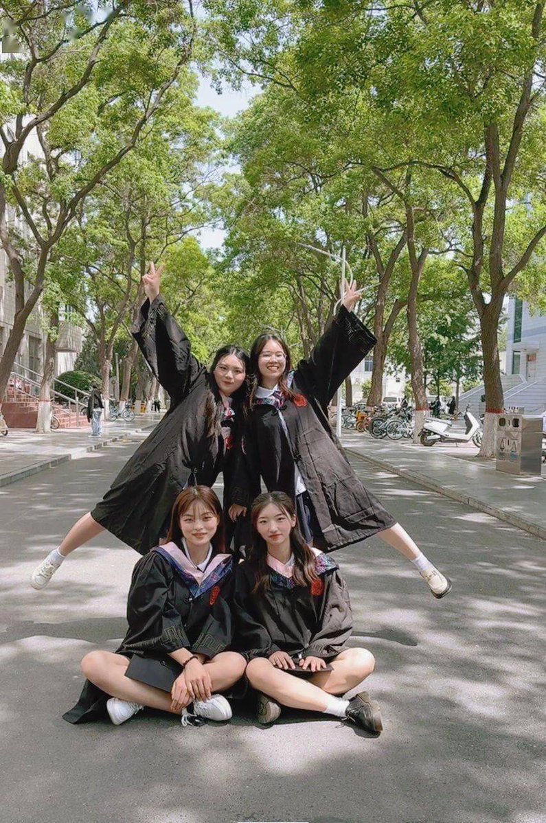SadieKofoot's tweet photo. último día en la universidad  Recuerdos que durarán para siempre, amigos que nunca se olvidarán. Nos vemos, futuro! https://t.co/LPiQ60rjoC