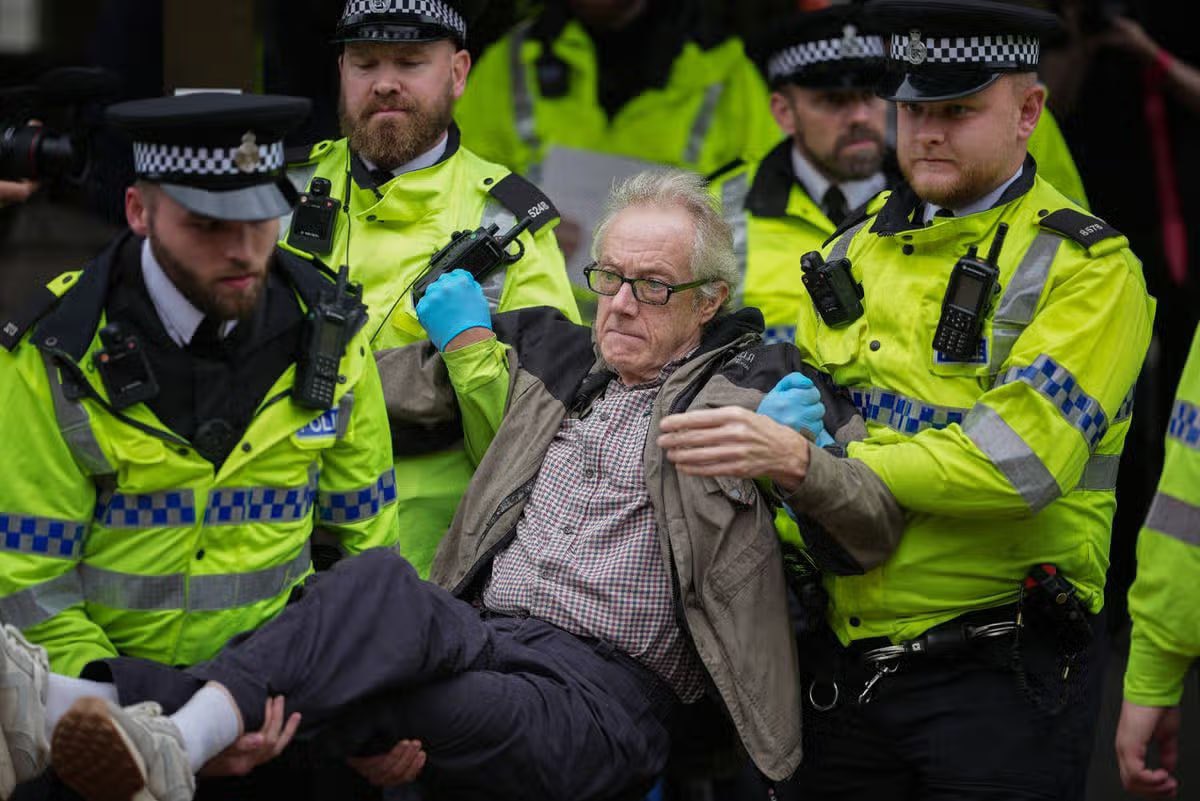 DmodosCutter's tweet photo. Over 3,000 peaceful demonstrators in Liverpool, UK, mostly elderly and disabled individuals, have been arrested in a crackdown on civil disobedience led by Defend Our Juries.

Activists face up to 14 years in prison for opposing the state's terrorism ban (proscription) on the anti-genocide group Palestine Action.

Demonstrators, including Jewish anti-genocide advocates, accuse PM Andy Burnham and the judiciary of criminalizing humanitarian opposition while facilitating foreign conflicts.