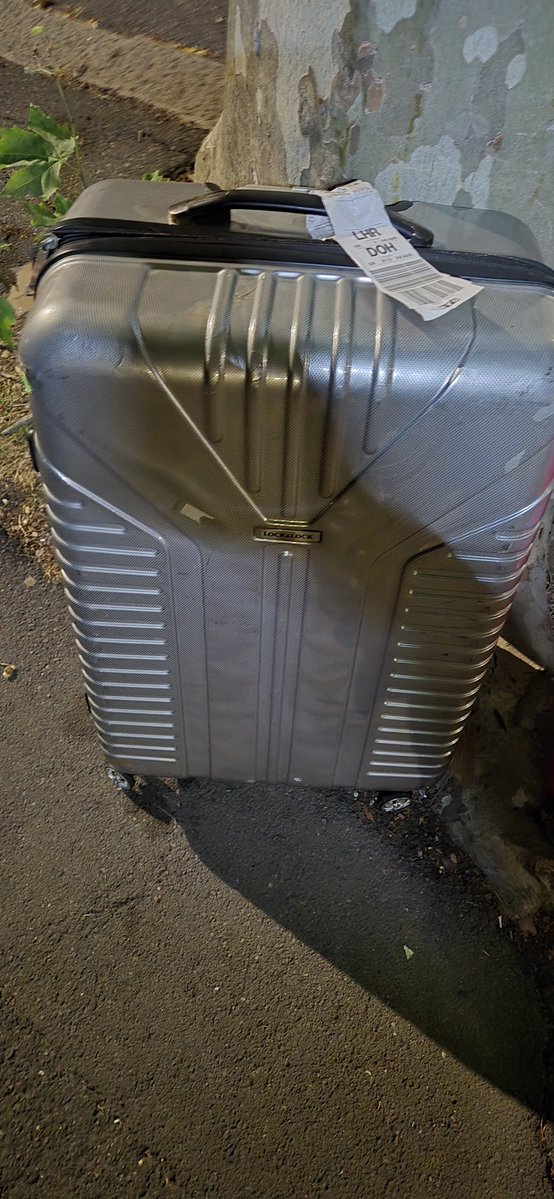 Cycle77lon's tweet photo. @qatarairways looks like one for your passengers  suitcase has been dumped in North London or was it stolen? https://t.co/6zeUbfcDm0