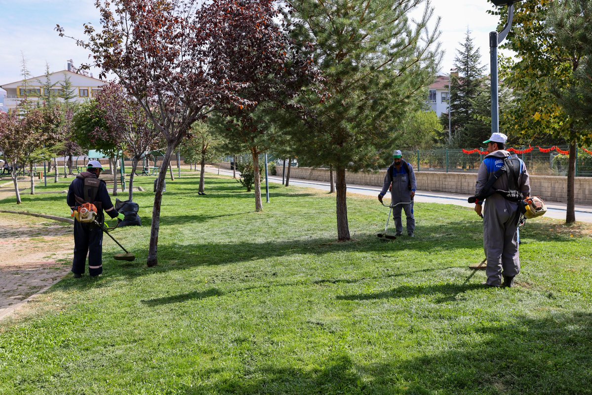 bingolbel's tweet photo. Park ve Bahçeler Müdürlüğü ekiplerimiz, yeşil alanlarımızın bakım çalışmalarını sürdürüyor. 🌿

Daha düzenli ve bakımlı bir çevre için çim biçme çalışmalarımıza aralıksız devam ediyoruz.

Şehrimizin yeşiline özenle dokunuyoruz. 💚 https://t.co/R1Yuo47KGC