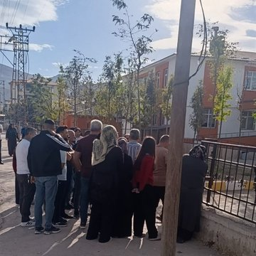 yeldabasarr's tweet photo. Van'ın Tuşba ilçesinde bir kız öğrenci okula pompalı tüfekle geldi.  

▬ Durumun fark edilmesi üzerine öğretmen ve velilerin müdahalesiyle silah elinden alınarak polis ekiplerine bildirildi.

Bu nasıl bi haber ya gerçekten anlamıyorum artık https://t.co/gi9T3xwWss