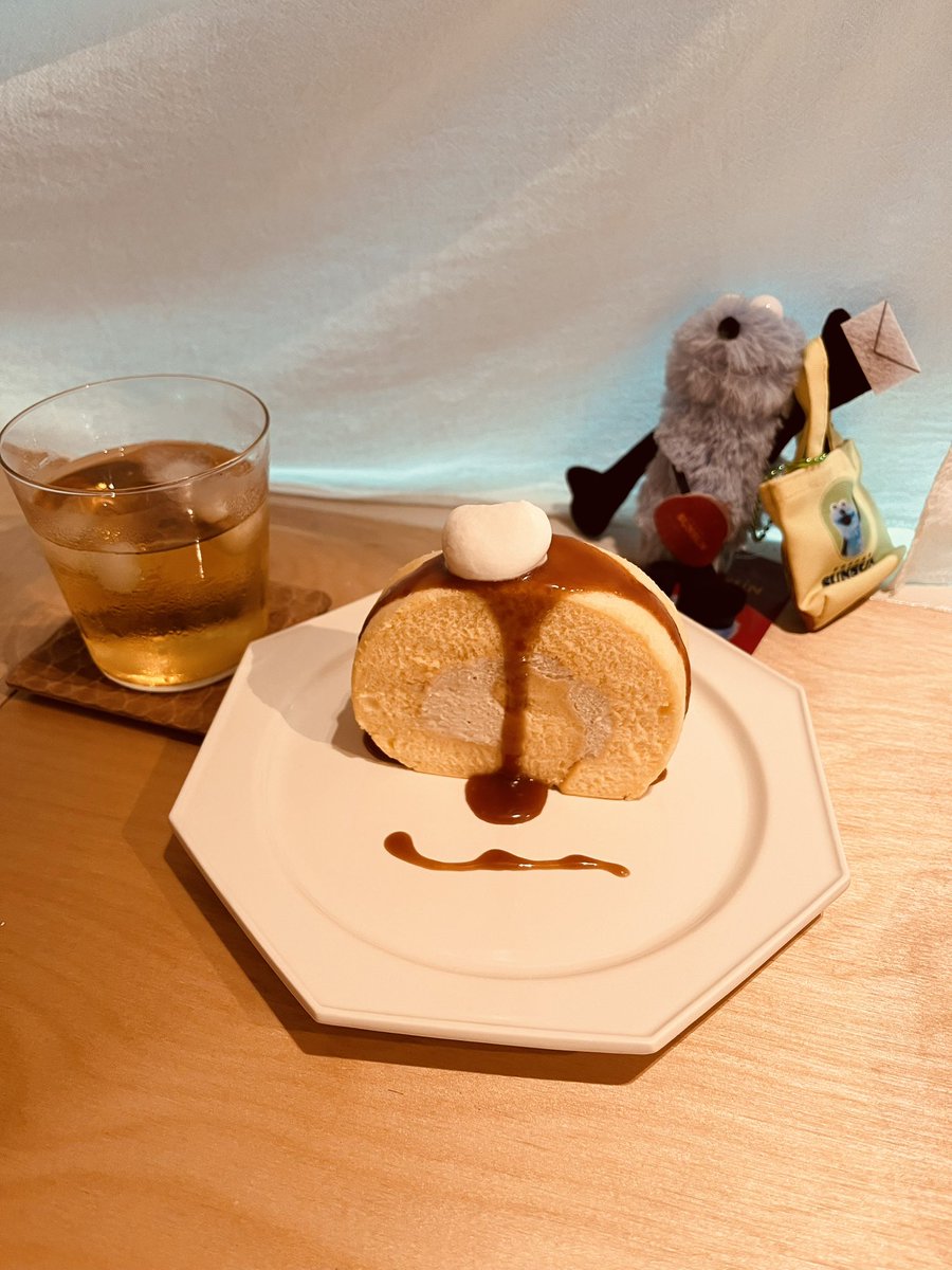 Kibababababa's tweet photo. 今天帶順順出門，
幫他買了一個托特包。

吃蛋糕的時候，
店員還是老闆幫我畫了一個順順的嘴巴！
被可愛爆擊了！謝謝謝謝謝謝！！！ https://t.co/TiyTI2OXP0