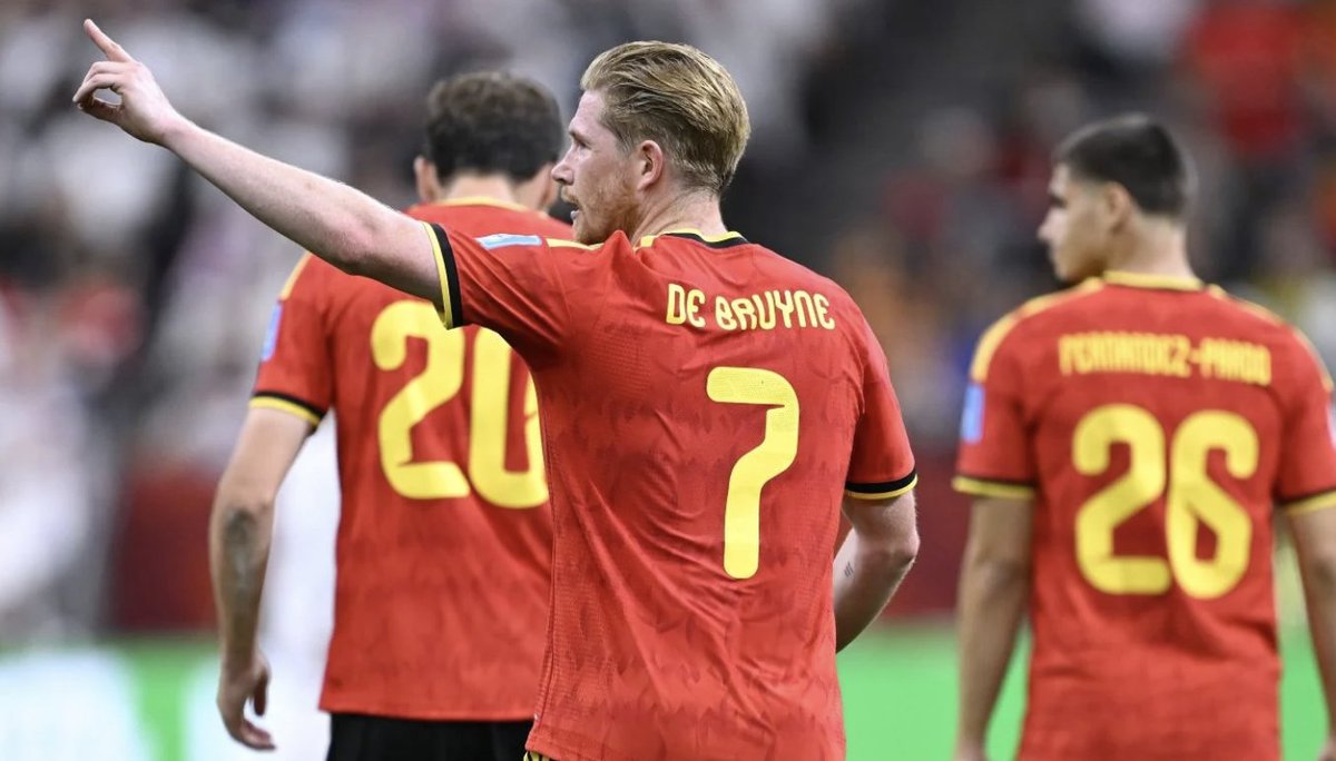 napolista's tweet photo. Van Bommel ha liberato #DeBruyne dalle catene di #Conte, #Garcia e #Allegri

Tuttosport rilancia il tema: con la nazionale Kevin De Bruyne ha ritrovato il piacere di creare gioco, mentre a Napoli — secondo il quotidiano — tre tecnici lo avrebbero ingabbiato.
https://t.co/hmUuqEWqRZ