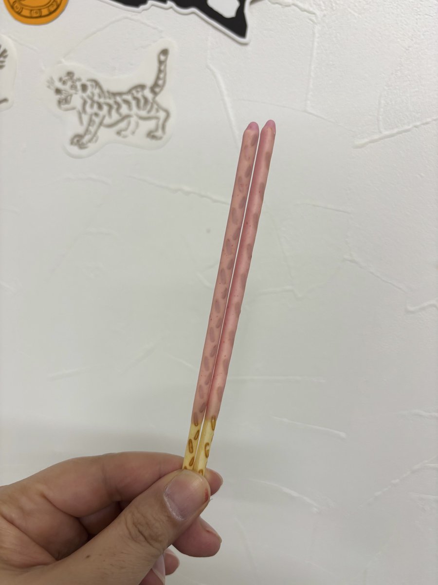 Nakamiya20's tweet photo. いちごポッキーを久々に見かけて嬉しくなって買ったら…うぅ...棒が透けてる...チョコ減らしたでしょ絶対... https://t.co/PORm0eWTGf