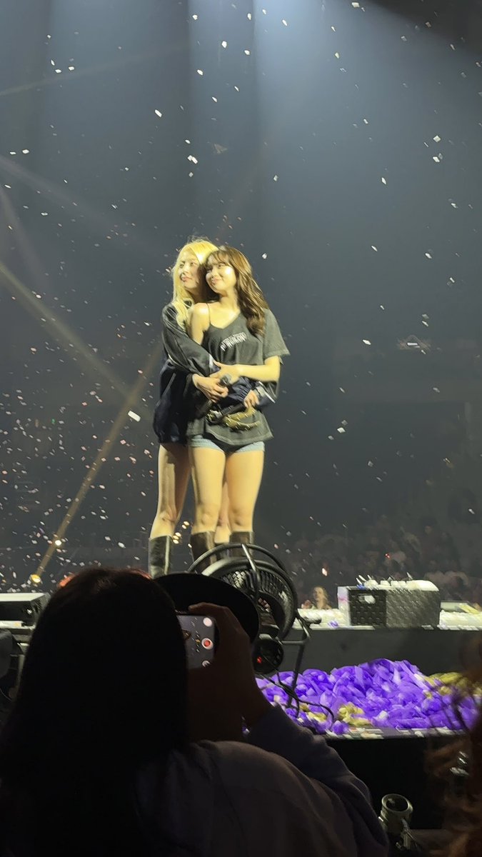 thuhlissera's tweet photo. PURINZ 😭😭😭😭 https://t.co/r0jjfiEH81